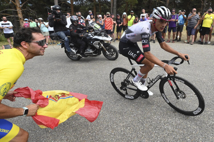 El ciclista mexicano del equipo UAE, Isaac del Toro, durante la última etapa de la Vuelta Ciclista a Burgos, este sábado entre Quintana del Pidio y Lagunas de Neila. EFE/Santi Otero