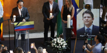 El alcalde de Medellín ve «muy grave» la situación de Colombia tras asesinato de Uribe Turbay