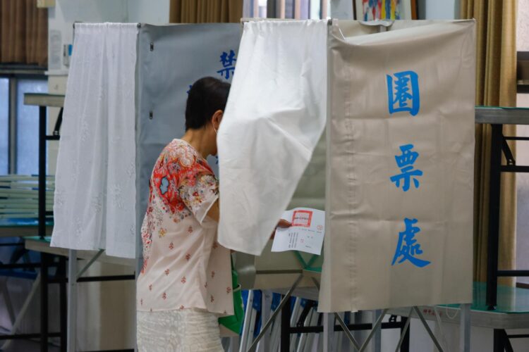 Detalle de una ciudadana taiwanesa al votar este sábado, 23 de agosto, durante una elección de revocación para siete legisladores pro-China y un referéndum para la reactivación planificada de una planta de energía nuclear, en Taipéi (Taiwán). EFE/Ritchie B. Tongo