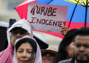 Abogado del expresidente colombiano Álvaro Uribe dice que encontró al menos 43 fallas o sesgos en su condena