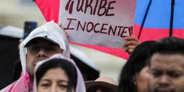 Abogado del expresidente colombiano Álvaro Uribe dice que encontró al menos 43 fallas o sesgos en su condena