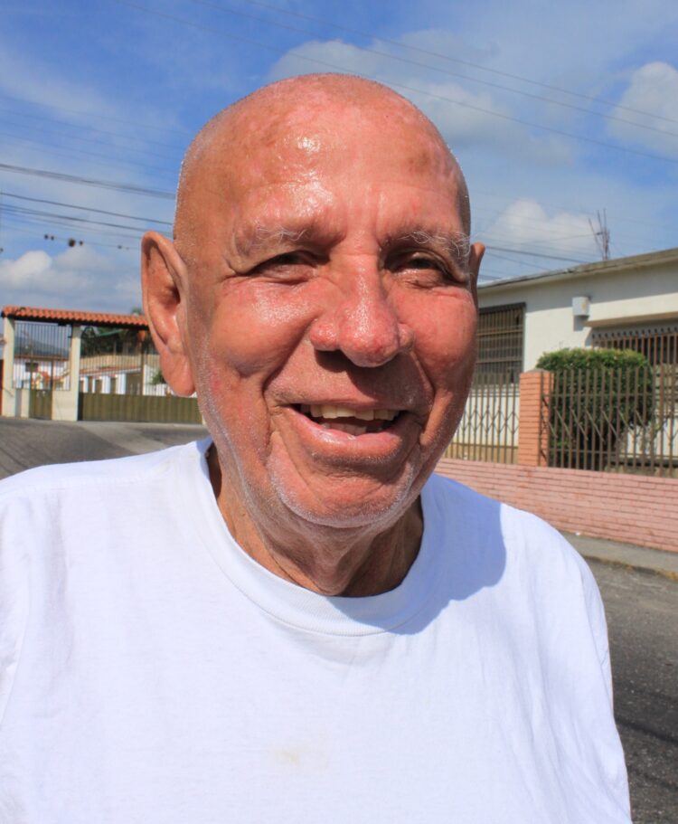 Luis Manuel Valecillos sastre de oficio, ejecutante del cuatro y la guitarra, jugador de ajiley, dados, dominó y bolas criollas…
