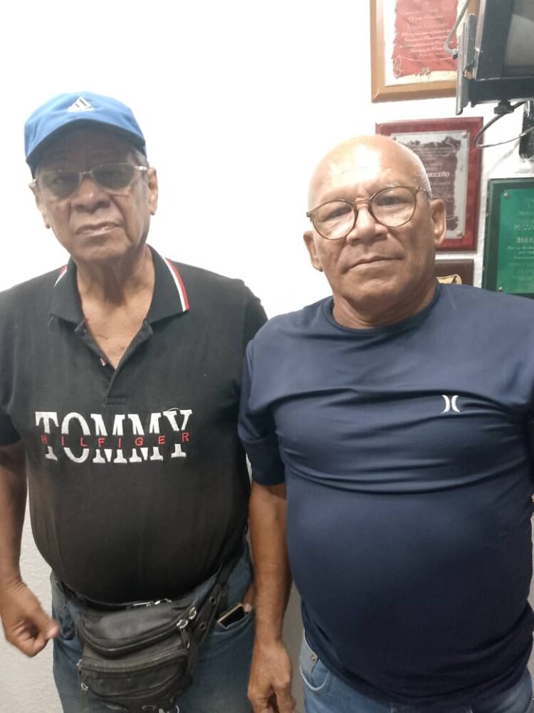 Elio Goliath posa junto al futbolista y ciclista  Narky Cabrera