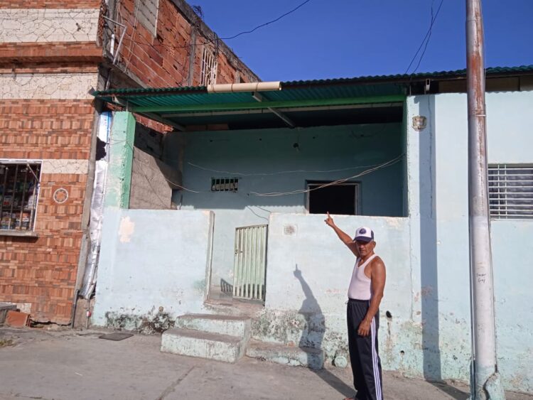 El multicampeón Oswaldo Rubio muestra el deterioro de su vivienda.