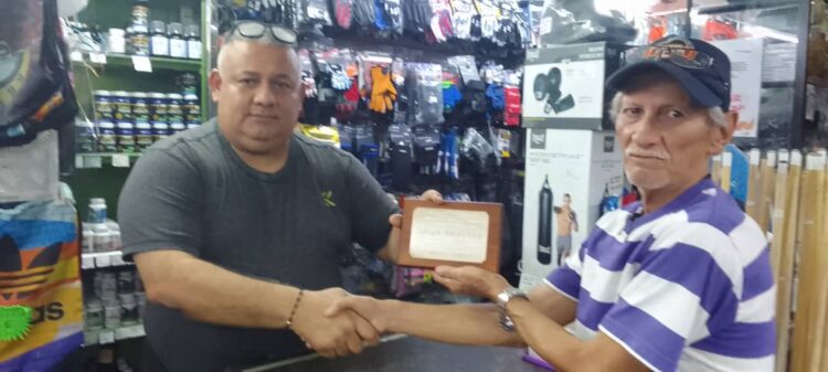 El señor Jorge Sánchez, patrocinante del torneo, recibió merecido reconocimiento.