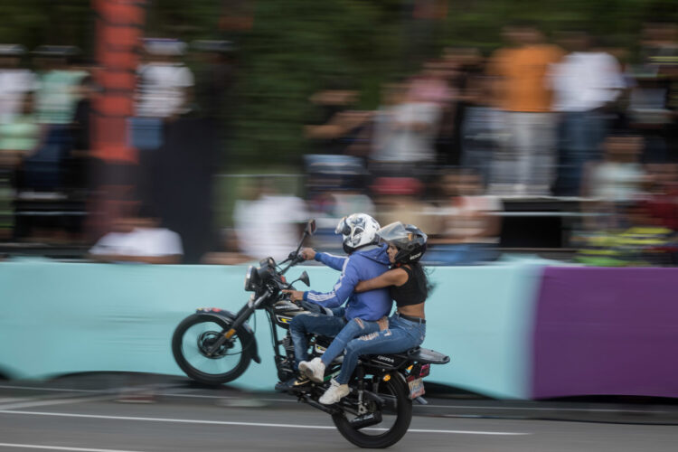 Nicolás Maduro declaró las piruetas que se hacen a bordo de motocicletas como un deporte nacional, por lo que pidió crear una ley para regular la actividad y la construcción de espacios en todos los municipios del país para estas prácticas extremas | Foto EFE/ Miguel Gutierrez
