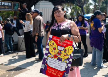 «Aquí estamos y no nos vamos”, el mensaje de resistencia de latinos en Los Ángeles a Trump