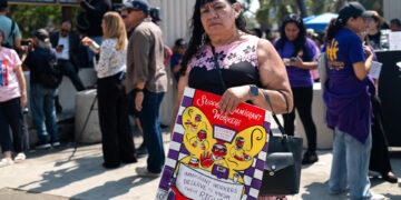 «Aquí estamos y no nos vamos”, el mensaje de resistencia de latinos en Los Ángeles a Trump