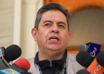 El ente electoral de Bolivia insta a votar sin teléfono móvil ante denuncias de coacción