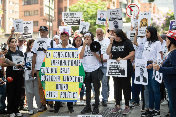 Fotografía del 5 de mayo de 2025 que muestra personas sosteniendo carteles durante una manifestación en Caracas (Venezuela). EFE/ Ronald Peña R