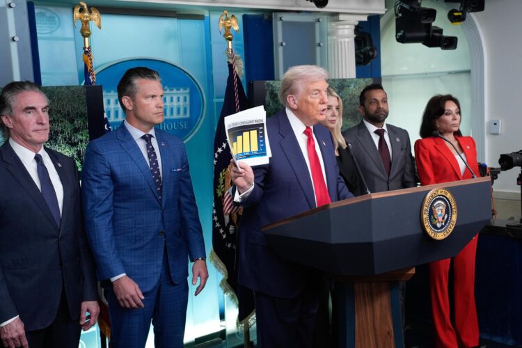 El presidente de Estados Unidos, Donald Trump (c), sostiene un documento junto al secretario de Defensa de Estados Unidos, Pete Hegseth (2-i), mientras se dirige a los medios de comunicación en la sala de prensa James S. Brady de la Casa Blanca, en Washington. EFE/EPA/YURI GRIPAS / POOL