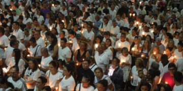 Ciudad colombiana de Cali se viste de blanco y enciende velas por víctimas del atentado