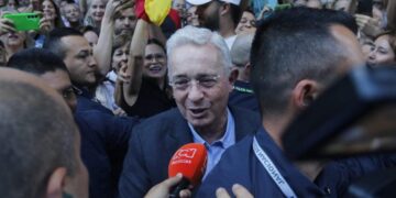 Álvaro Uribe en su primer mitin tras quedar en libertad: «Vamos a ganar tranquilamente»
