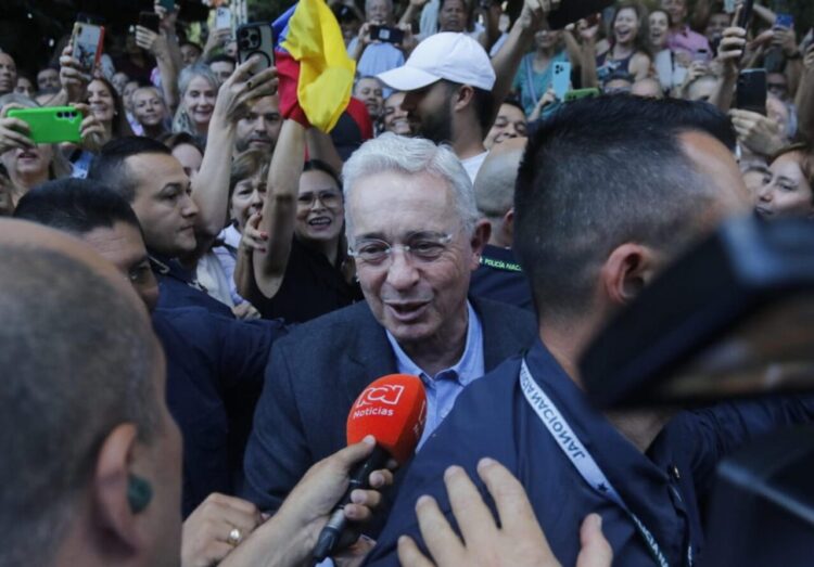 Álvaro Uribe estuvo escoltado por un anillo de policías | Foto: EFE/ STR