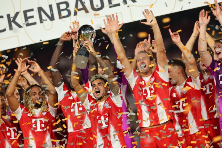 Luis Díaz levanta la Supercopa de Alemania, el pasado 16 de agosto. EFE/EPA/ANNA SZILAGYI.