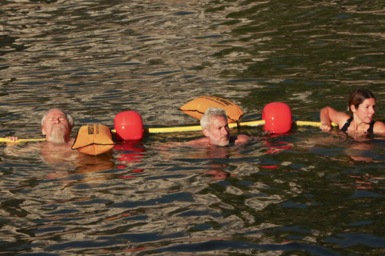 Bañistas nadan en el Sena, a su paso por el Bras Marie, frente a la isla de San Luis, en París, este lunes. EFE/Edgar Sapiña Manchado