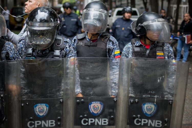 Fotografía de archivo de miembros del Cuerpo de Policía Nacional Bolivariana de Venezuela. EFE/ Miguel Gutiérrez