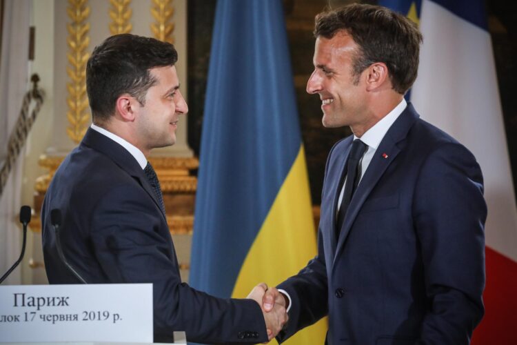 Foto archivo. El presidente francés, Emmanuel Macron (d), y su homólogo ucraniano, Vladímir Zelenski (i), EFE/ Ludovic Marin PROHIBIDO SU USO A MAXPPP **POOL**[PROHIBIDO SU USO A MAXPPP **POOL**]