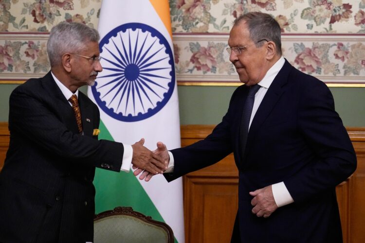 El ministro de Asuntos Exteriores de Rusia, Sergueí Lavrov (D), y su hologo de la India, Subrahmanyam Jaishankar, se dan la mano durante una conferencia de prensa conjunta tras sus conversaciones en en Moscú, el 21 de agosto de 2025. EFE/EPA/ALEXANDER ZEMLIANICHENKO / POOL
