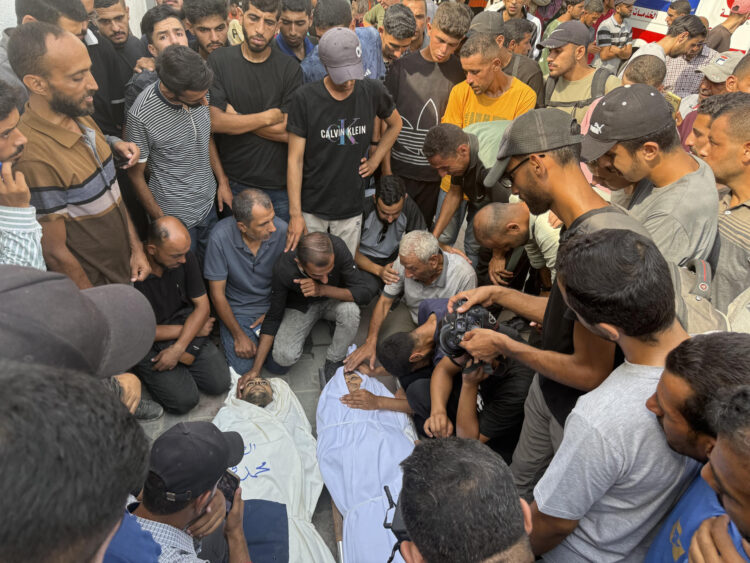 Funeral este lunes en Gaza por periodistas asesinados este domingo por la noche en un ataque de precisión israelí a su tienda junto al hospital Al Shifa de la ciudad de Gaza. La oficina de información del Gobierno de Gaza elevó a seis los informadores asesinados tras la muerte de Mohamed Al Khalidi, que trabajaba para el medio palestino Sahat. EFE/Ahmad Awad