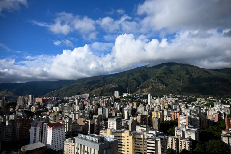 Caracas es el centro urbano con el gasto mensual más alto del país, muy por encima del salario promedio nacional | Foto: Federico Parra / AFP