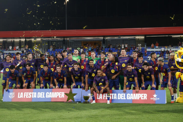 Los jugadores del FC Barcelona posan con la Copa tras el encuentro correspondiente a la 60.ª edición del Trofeo Joan Gamper que FC Barcelona y Como 1907 jugaron este domingo en el estadio Johan Cruyff de la localidad barcelonesa de Sant Joan Despi. EFE/Quique García