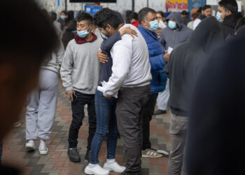 Jueza federal de EEUU bloquea deportaciones rápidas de migrantes por violar debido proceso