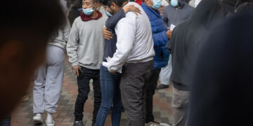 Jueza federal de EEUU bloquea deportaciones rápidas de migrantes por violar debido proceso