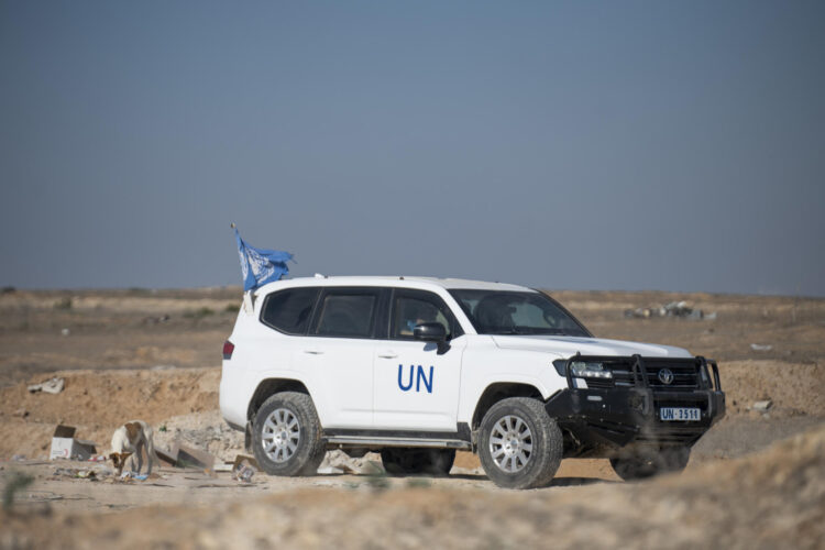 Foto archivo. Vista de un vehículo de Naciones Unidas en las inmediaciones del puesto fronterizo de Kerem Shalom, en Israel. Decenas de camiones con ayuda humanitaria siguen varados en el paso de Rafah, en la frontera entre Egipto y Gaza, a la espera de poder acceder a la Franja, ya que su entrada sigue sujeta a la aprobación israelí en el puesto de Kerem Shalom, donde los convoyes pueden tardar días en ser inspeccionados. EFE/ Magda Gibelli