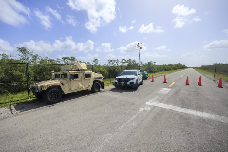 Agentes de policía custodian la entrada del centro de detención Alligator Alcatraz en Ochopee, Florida. Foto de archivo. EFE/CRISTOBAL HERRERA-ULASHKEVICH