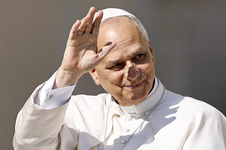 El papa León XIV saluda a los fieles durante su audiencia general semanal en la Plaza de San Pedro, en la Ciudad del Vaticano, el 6 de agosto de 2025. EFE/EPA/ANGELO CARCONI
