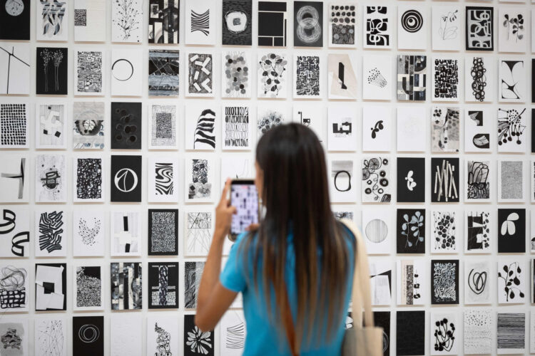 Fotografía del 30 de julio del 2025 de una mujer tomando una fotografía en la exposición 'Creadoras' en la Galería de Arte Nacional, en Caracas (Venezuela). EFE/ Ronald Peña R