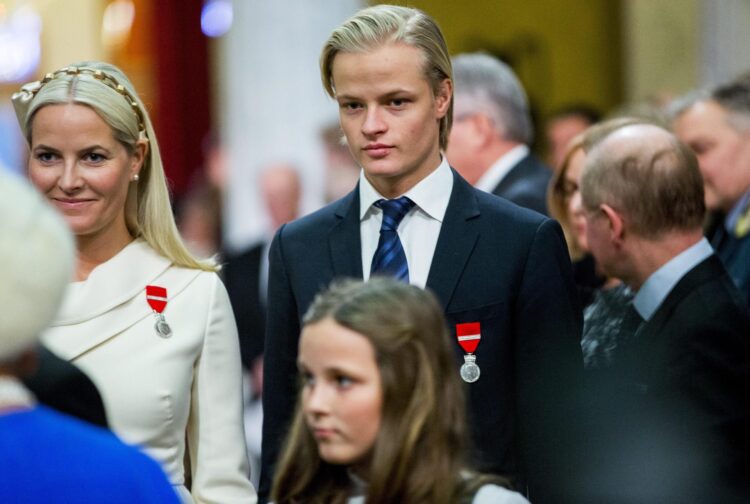 Foto archivo. La Princesa Heredera Mette Marit (izq.) y su hijo Marius Borg Hoiby asisten a una gala en el Aula Universitaria de Oslo, Noruega, el 17 de enero de 2016, con motivo del 25.º aniversario de la ascensión al trono del rey noruego Harald V.(Noruega) EFE/EPA/VEGARD WIVESTAD GROTT NORWAY OUT[NORWAY OUT]
