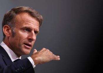 Macron advierte a Trump de que la UE responderá si se aplican aranceles por tasa digital
