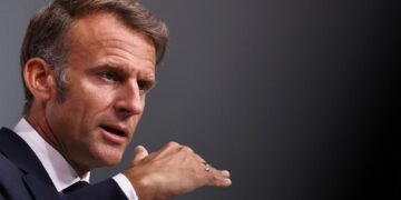 Macron advierte a Trump de que la UE responderá si se aplican aranceles por tasa digital