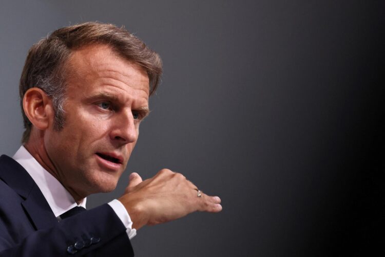 El presidente francés Emmanuel Macron gesticula durante una conferencia de prensa conjunta con el canciller alemán Friedrich Merz (no visto) como parte de una reunión del gabinete franco-alemán y una reunión del Consejo Franco-Alemán de Defensa y Seguridad (CFADS) en Toulon, Francia, 29 de agosto de 2025. (Francia, Alemania) EFE/EPA/MANON CRUZ / POOL MAXPPP OUT