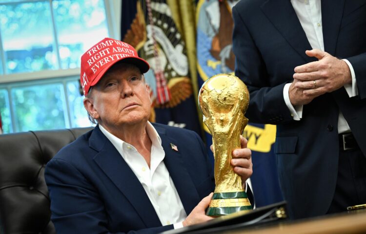 El presidente de Estados Unidos, Donald Trump, sostiene el trofeo de la Copa del Mundo en el Despacho Oval de la Casa Blanca en Washington. EFE/EPA/ANNABELLE GORDON / POOL
