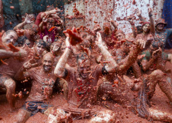 Mas de 22.000 personas combaten a tomatazos en la popular fiesta española de la Tomatina