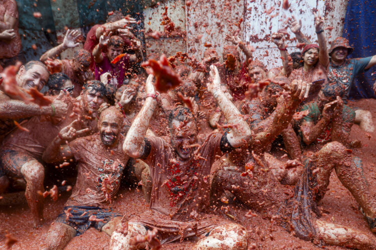 - Con una munición festiva de 120.000 kilos de tomate, Buñol se sumerge un año más en su Tomatina, una de las fiestas españolas más internacionales, con 22.000 participantes y un lema, 'Tomaterapia', como símbolo de recuperación y superación tras la dana que también afectó en octubre a este pueblo valenciano. EFE/Miguel Ángel Polo