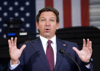 Florida anuncia el ‘Depósito de deportación’, un nuevo centro de detención de inmigrantes