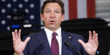 Florida anuncia el ‘Depósito de deportación’, un nuevo centro de detención de inmigrantes