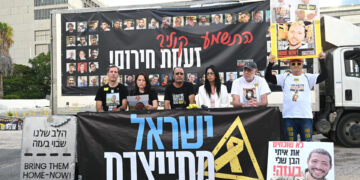 Manifestantes israelíes bloquean las carreteras del país para pedir un acuerdo en Gaza