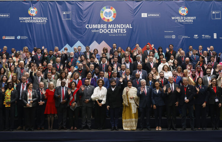 El presidente de Chile, Gabriel Boric (c), posa junto a varios asistentes para la foto oficial durante la Cumbre Mundial sobre Docentes este jueves, en la Sede Central de la Comisión Económica para América Latina y el Caribe de las Naciones Unidas (CEPAL), en Santiago (Chile). EFE/ Elvis González