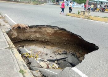 Vecinos de Morón alertan sobre hundimiento vial y boquete en acera