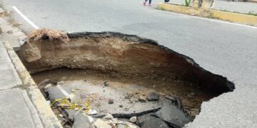 Vecinos de Morón alertan sobre hundimiento vial y boquete en acera