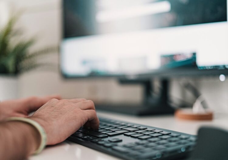 El trabajo remoto requiere habilidades que no siempre están presentes en quienes inician su vida profesional | Foto: Unsplash