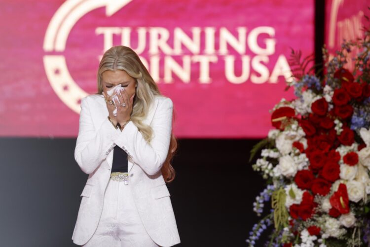 Erika Kirk, esposa de Charlie Kirk, llora durante el servicio conmemorativo del activista político Charlie Kirk en el State Farm Stadium en Glendale, Arizona. EFE/EPA/CAROLINE BREHMAN