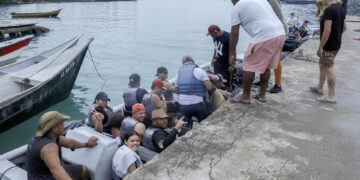 Sorteando el Darién, el éxodo a la inversa se lanza al mar