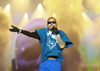 J Balvin despliega su arsenal de éxitos frente al público brasileño de The Town 2025