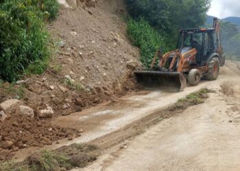 Realizan mantenimiento en las vías de La Vega Abajo y Niquitao 